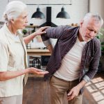 orang tua dengan gejala osteoporosis