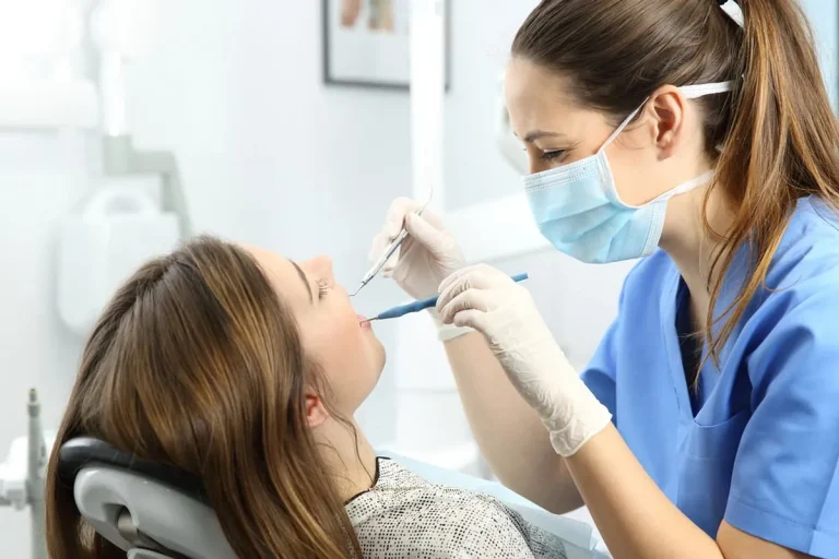 Peran Dokter Gigi dalam Mempertahankan Kesehatan Gigi