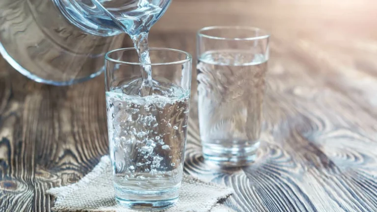 Tips Menjaga Keseimbangan Cairan dengan Minum Air Putih